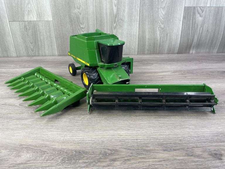 John Deere 9500 Combine W/2 Heads, 1/28, Ertl