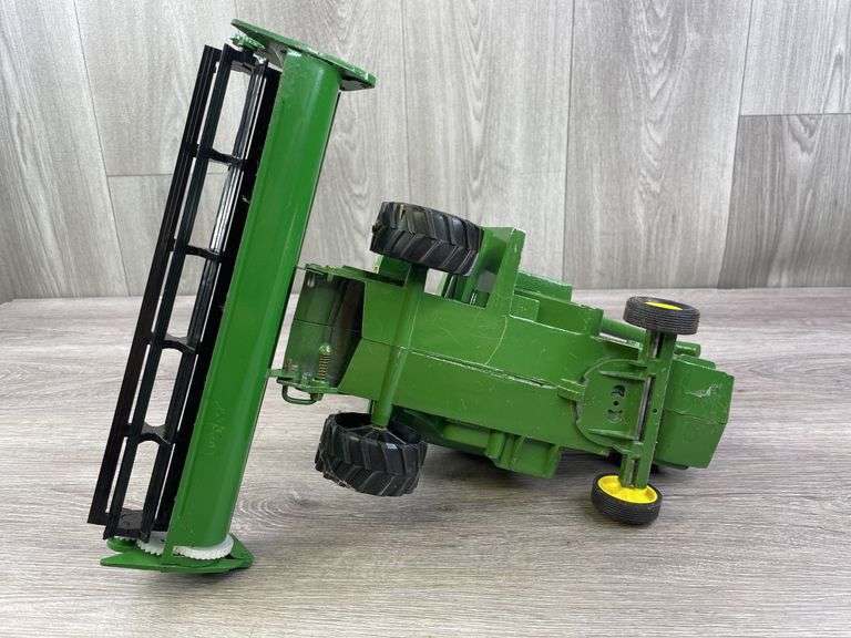 John Deere Titan II Combine W/Grain Head, 1/24, Ertl, Missing Cab