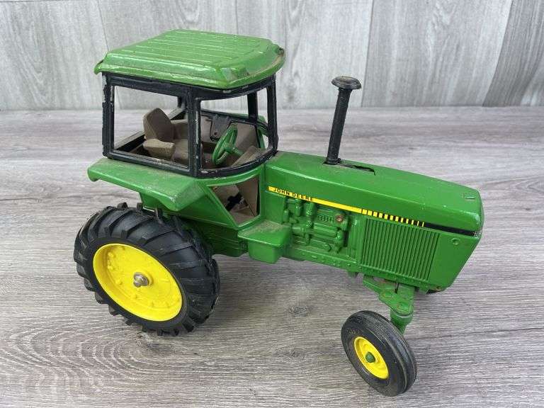 John Deere 4440, 1/16, Ertl, Muffler Broken Off