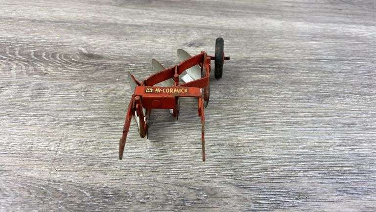 IH McCormick 3 Bottom Plow, 1/16, Carter, Metal Tail Wheel, Fast Hitch