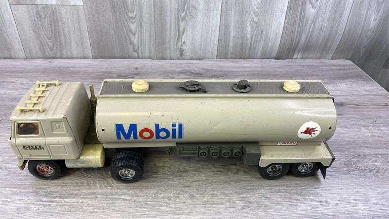 International Mobil Truck & Tanker, Ertl Oil Company, Ertl