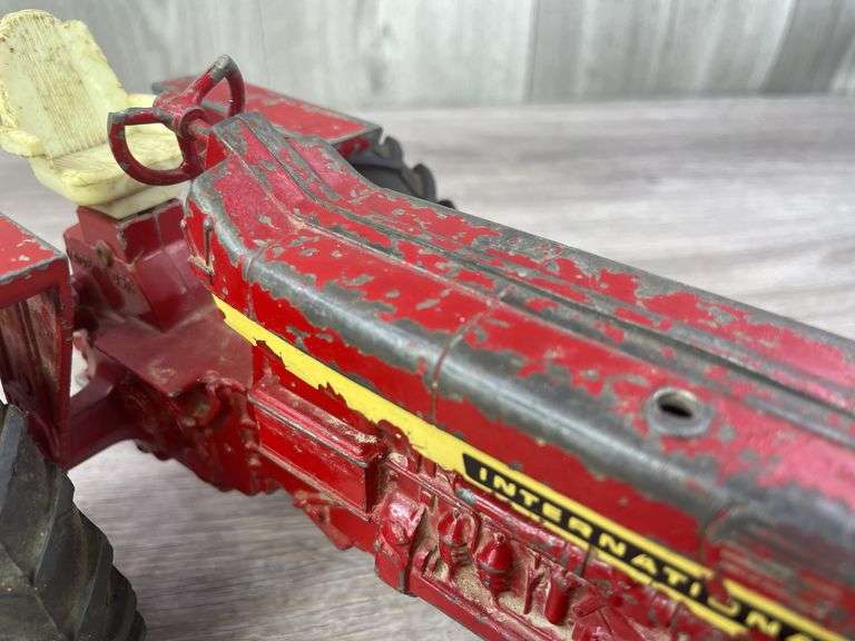 International Farmall 1026 Hydro WF, 1/16, Ertl, Missing Muffler, Broken Steering Wheel