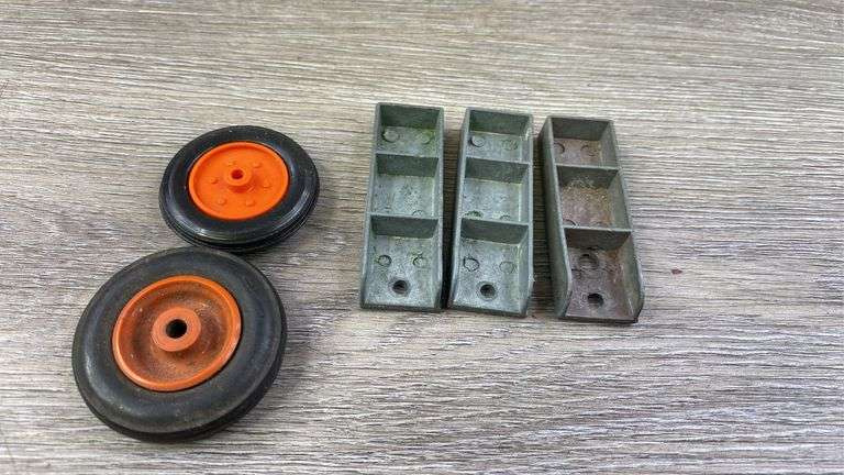 Allis-Chalmers & McCormick-Deering-Product Miniatures Wagons, 1/16