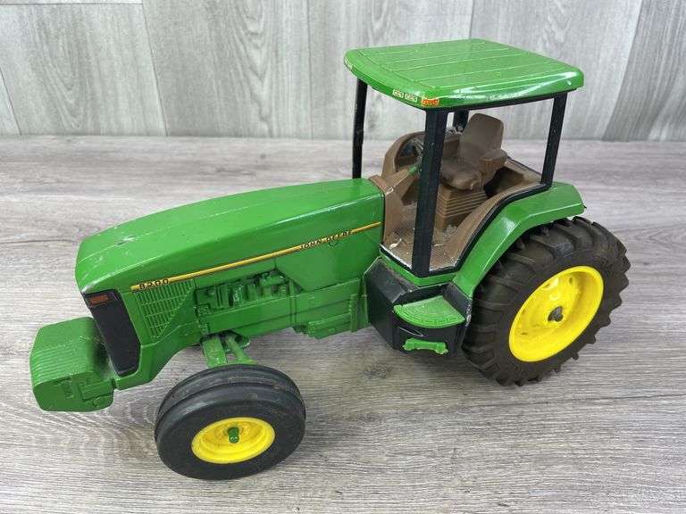 John Deere 8200, 1/16, Ertl, Steps Are Broken