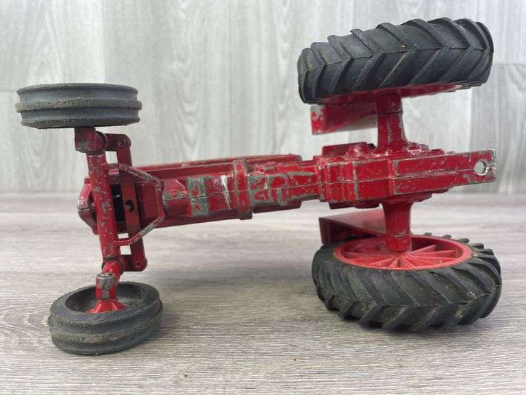 International Farmall 1026 Hydro WF, 1/16, Ertl, Missing Muffler, Broken Steering Wheel