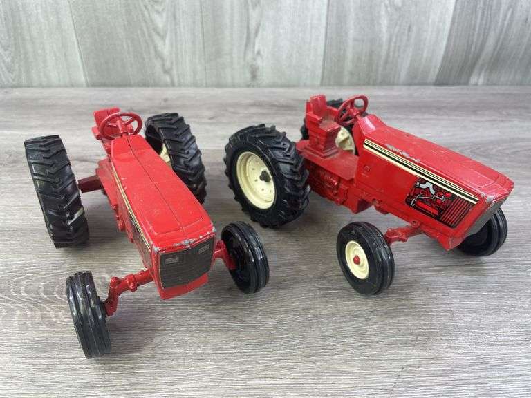2 International WF Tractors, 1/16, Ertl, Stock #415