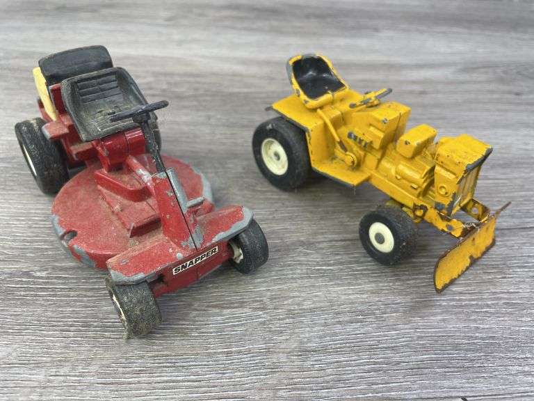International & Snapper Lawn & Garden Tractors, 1/16, Ertl, Missing Parts