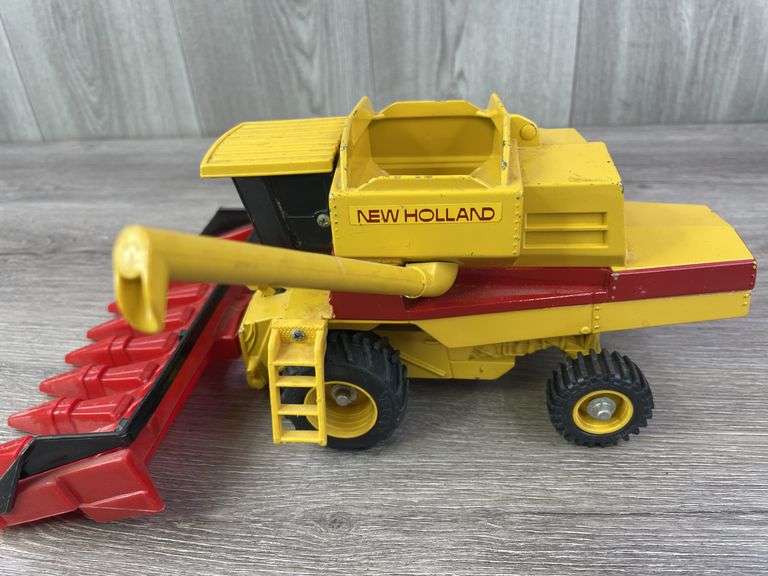 New Holland TR97 Combine, 1/32, Ertl, Rear Tires & Corn Head Not Original