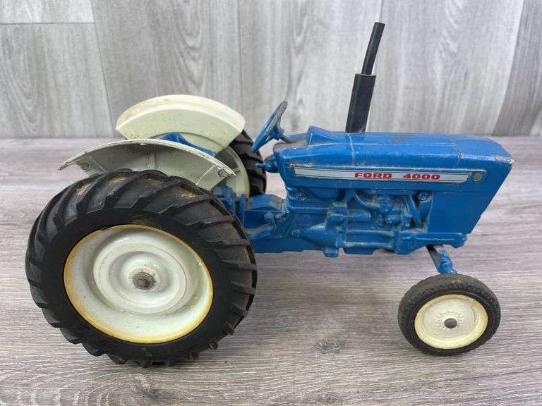 Ford 4000 WF, 1/12, Ertl, 1 Headlight Broken Off