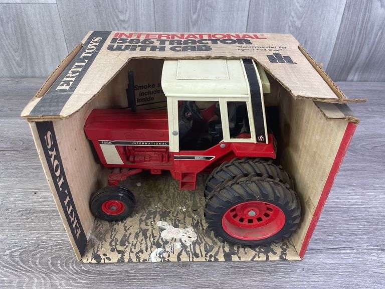 International 1586 WF Duals W/Cab, 1/16, Ertl Toys, Stock #463