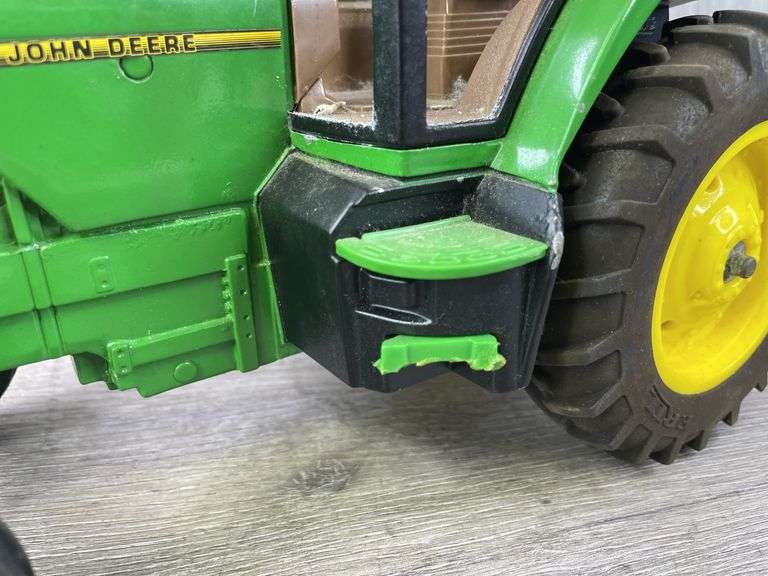 John Deere 8200, 1/16, Ertl, Steps Are Broken