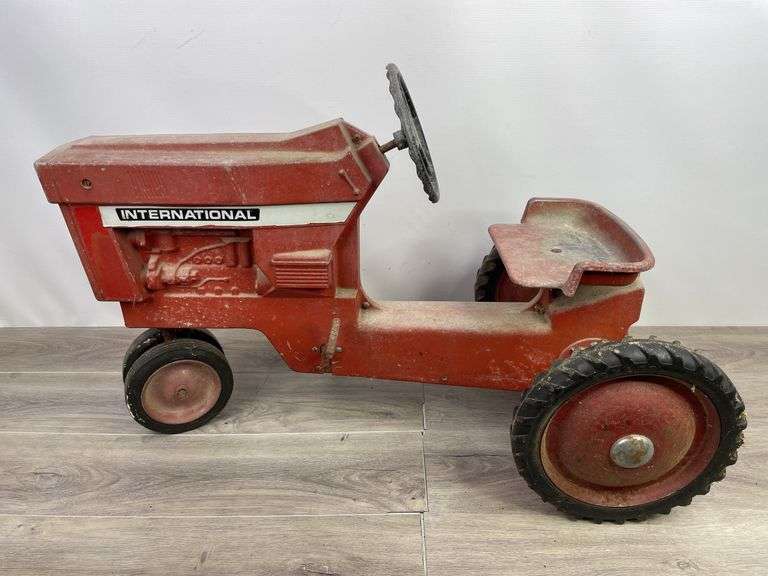 International NF Pedal Tractor, Model No. 404, Ertl, Missing Pedal
