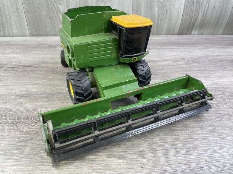 John Deere Titan Turbo Combine W/Grain Head, 1/24, Ertl, Auger Missing