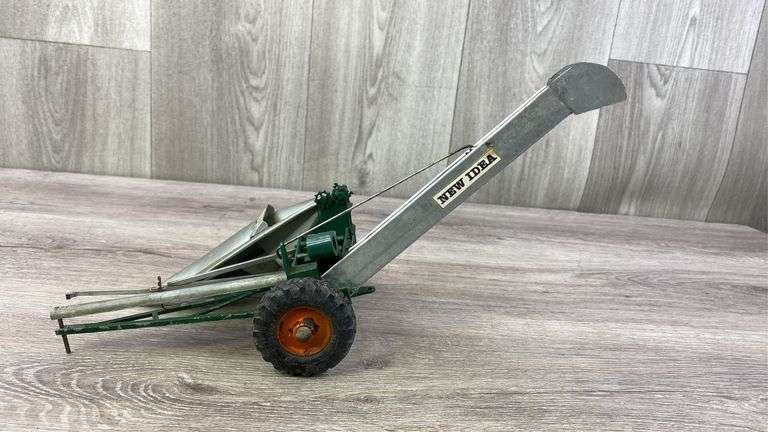 New Idea 1 Row Corn Picker, 1/16, Topping Models