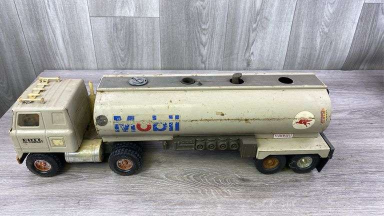 2 International Mobil Trucks & Tankers, Ertl Oil Company, Ertl, Missing Parts