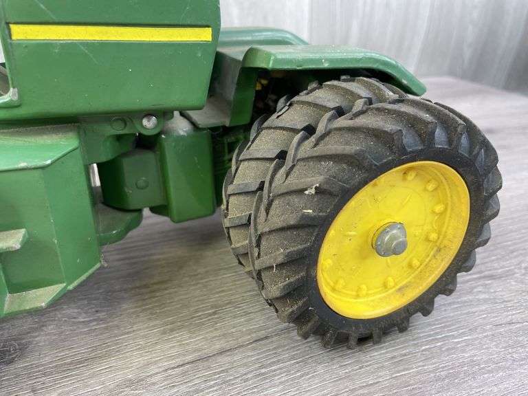 John Deere 8640 4WD Duals, 1/16, Ertl, Missing Muffler