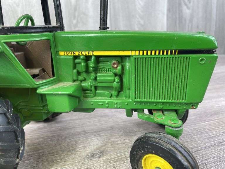 John Deere 4440, 1/16, Ertl, Muffler Broken Off