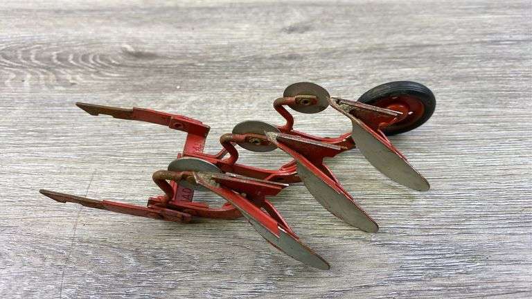 IH McCormick 3 Bottom Plow, 1/16, Carter, Metal Tail Wheel, Fast Hitch