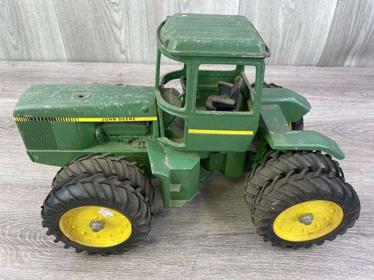 John Deere 8640 4WD Duals, 1/16, Ertl, Missing Muffler