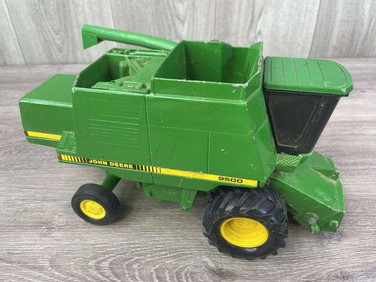 John Deere 9500 Combine W/2 Heads, 1/28, Ertl
