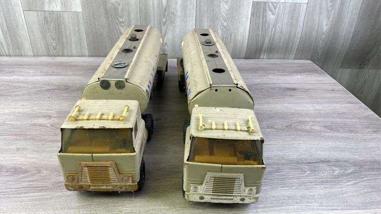 2 International Mobil Trucks & Tankers, Ertl Oil Company, Ertl, Missing Parts