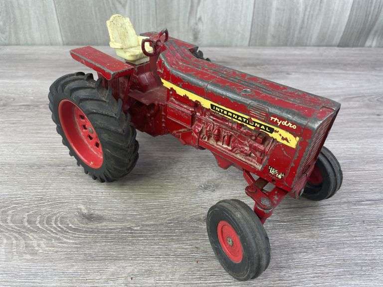 International Farmall 1026 Hydro WF, 1/16, Ertl, Missing Muffler, Broken Steering Wheel