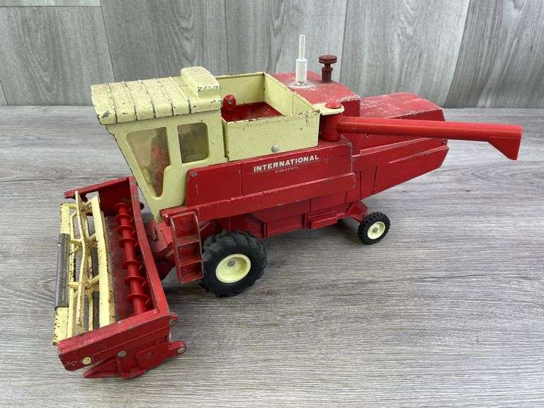 International Hydrostatic Combine, 1/20, Ertl, Plastic Reel, Has Been Modified