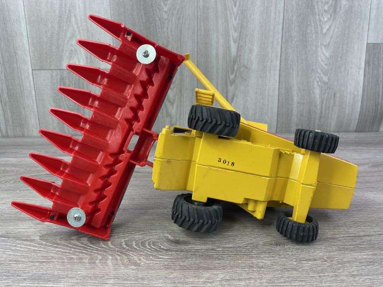 New Holland TR97 Combine, 1/32, Ertl, Rear Tires & Corn Head Not Original