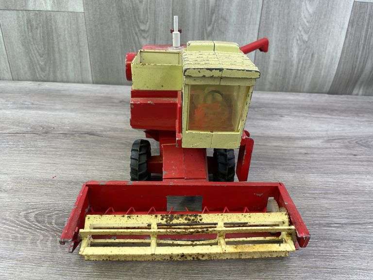 International Hydrostatic Combine, 1/20, Ertl, Plastic Reel, Has Been Modified