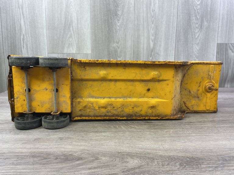 NyLint Car Hauler, Front & Rear Windshield Are Cracked