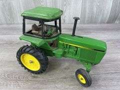 John Deere 4440, 1/16, Ertl, Muffler Broken Off