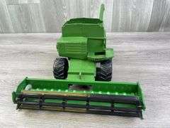 John Deere Titan II Combine W/Grain Head, 1/24, Ertl, Missing Cab