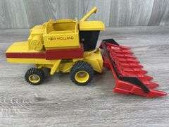 New Holland TR97 Combine, 1/32, Ertl, Rear Tires & Corn Head Not Original