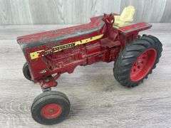 International Farmall 1026 Hydro WF, 1/16, Ertl, Missing Muffler, Broken Steering Wheel