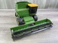 John Deere Titan Turbo Combine W/Grain Head, 1/24, Ertl, Auger Missing