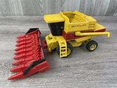 New Holland TR97 Combine, 1/32, Ertl, Rear Tires & Corn Head Not Original