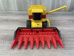 New Holland TR97 Combine, 1/32, Ertl, Rear Tires & Corn Head Not Original