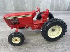 2 International WF Tractors, 1/16, Ertl, Stock #415