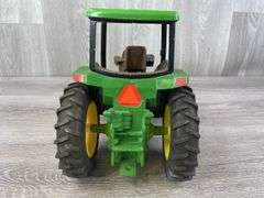 John Deere 8200, 1/16, Ertl, Steps Are Broken