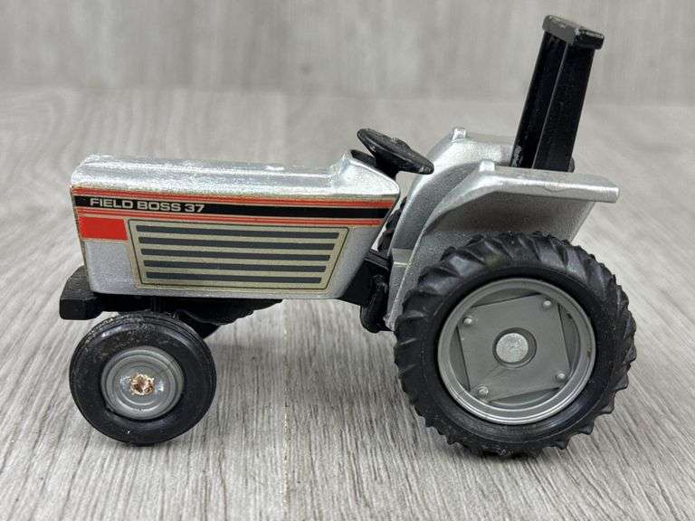 White Field Boss 37 WF ROPS, 1/32, Scale Models