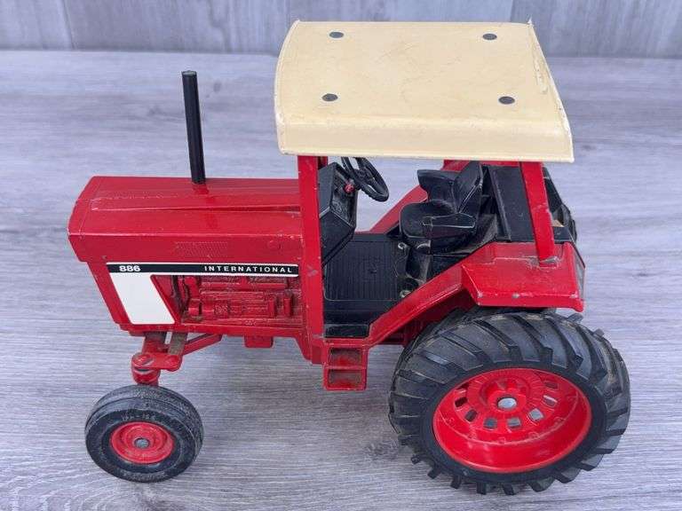 International 886 WF, 1/16, Ertl, ROPS Has Been Repaired