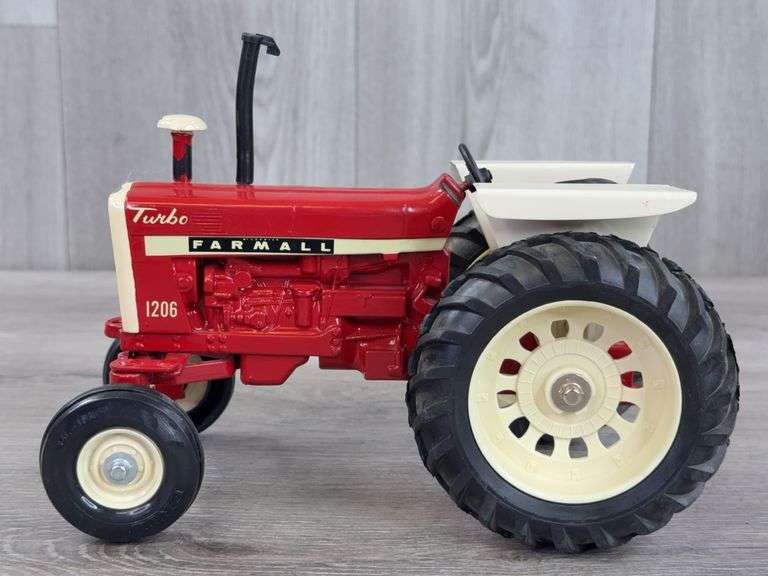 IH McCormick Farmall 1206 WF, 1/16, Custom, Paint Is Chipping