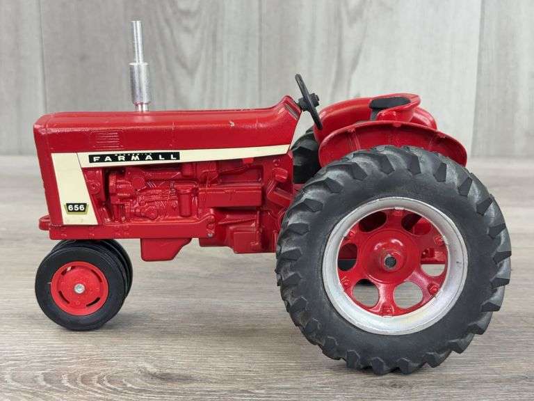 IH McCormick Farmall 656 NF, 1/16, Custom