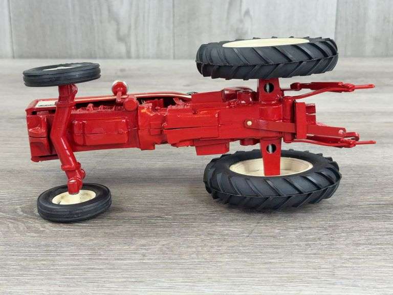 International 606 WF, 1/16, Custom, 3 PT., Fender & Shifter Broken Off, Fender Included