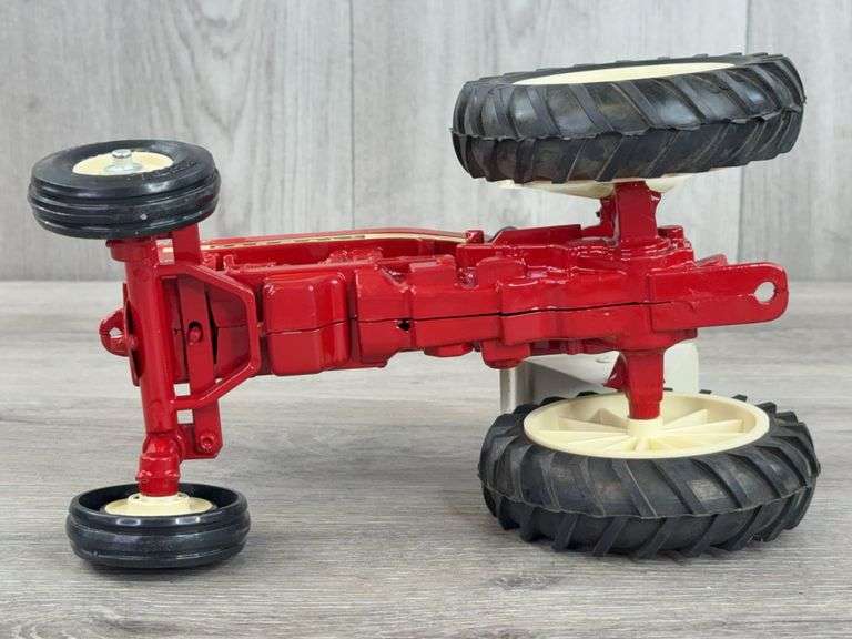 IH McCormick Farmall 1206 WF, 1/16, Custom, Paint Is Chipping