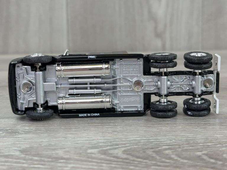 International C120 Truck-Ertl Collectibles W/Car Hauler-Ertl, 1/64