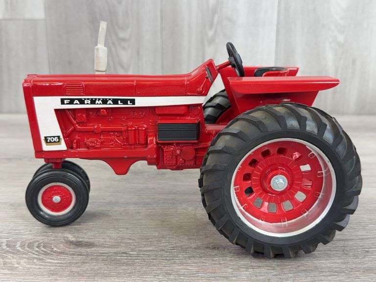 IH McCormick Farmall 706 NF, 1/16, Custom