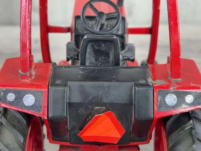 International 886 WF, 1/16, Ertl, ROPS Has Been Repaired