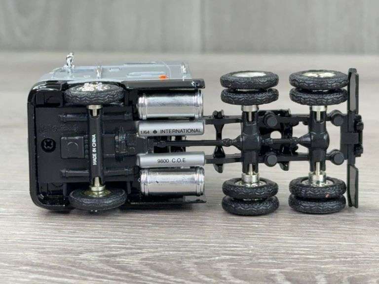 International Truck W/IH International Trailer Bank, 1/64, Bank-Liberty Classics, Limited Edition, Truck Is Ertl Collectibles