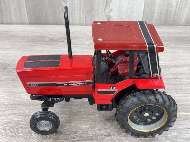 International 3288 WF, 1/16, Custom, Roof Is Cracked